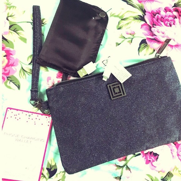 Liz Claiborne Handbags - Liz Claiborne phone charging wallet/ wristlet